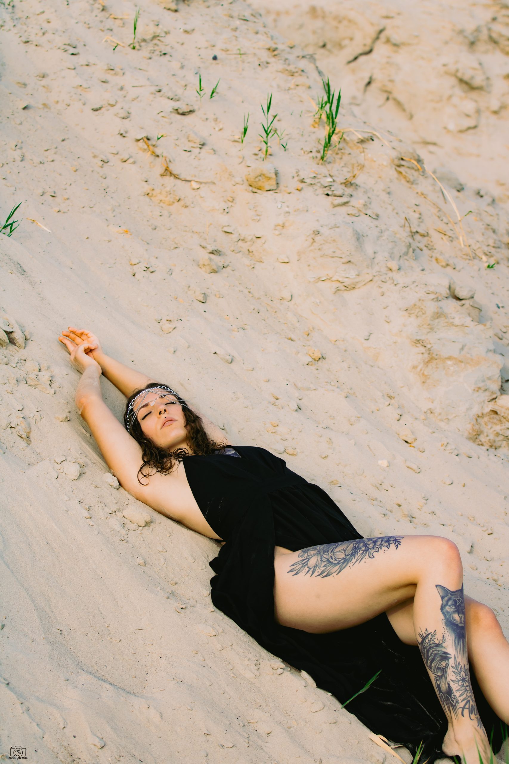 Amy im Sand liegend